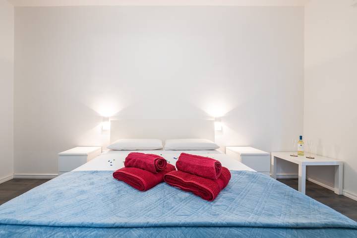 Room 'Camera Matrimoniale Con Bagno' with Shared Terrace, Wi-Fi and Air Conditioning in Quartu Sant'Elena, Campidano