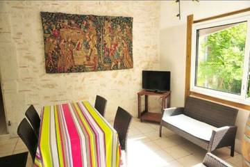 Gîte pour 5 personnes, avec piscine ainsi que jardin et terrasse à Lesperon
