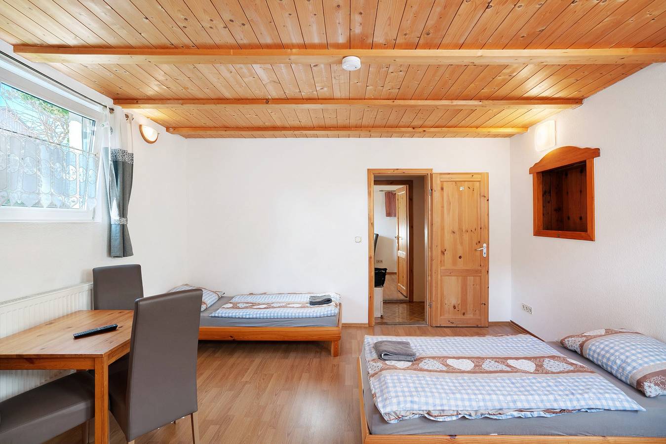 Ganze Wohnung, Knödelhof 'Appartement 12/13' mit Gemeinschaftsterrasse und Wlan in Putzbrunn, Oberbayern