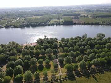 Camping pour 4 personnes, avec terrasse ainsi que vue et jardin dans Saône-et-Loire