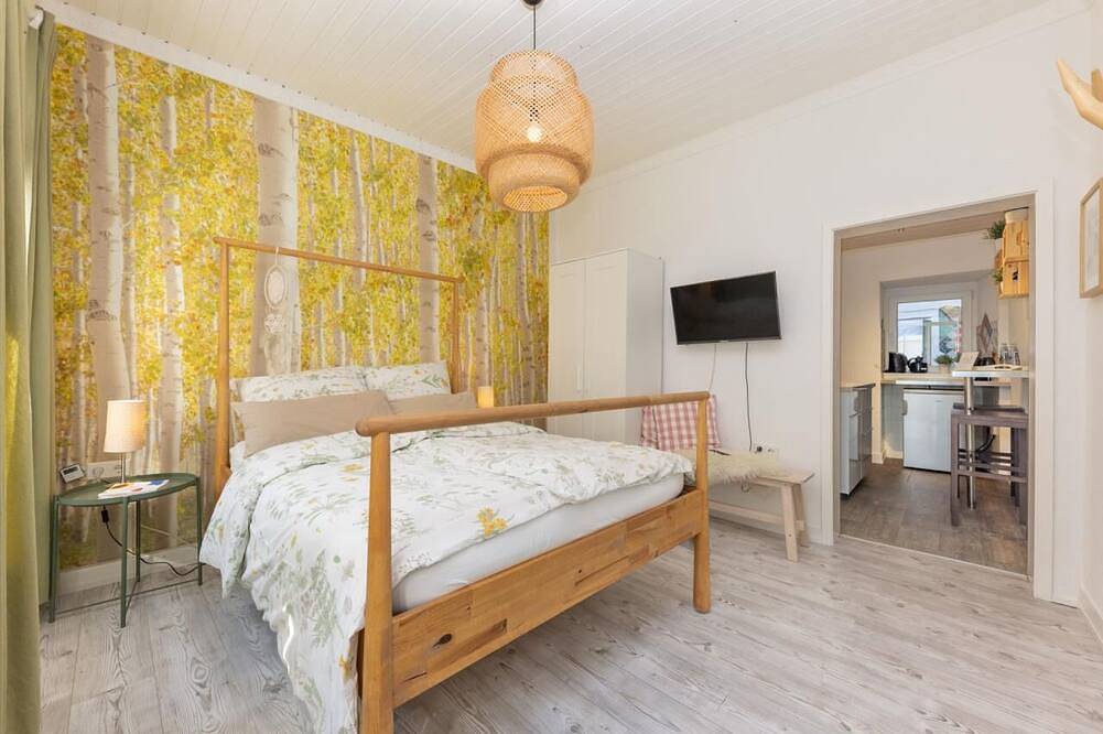 Ganze Wohnung, Verbingen Sie Ihren Urlaub im Feriennest Haus Braunfels. 
Das Apartment \"Waldnest\" bietet Platz für bis zu 2 Personen und schafft dank seiner Einrichtung mit Waldelementen einen Wohlfühlort für Naturliebhaber. in Bad Ems, Lahn-Taunus