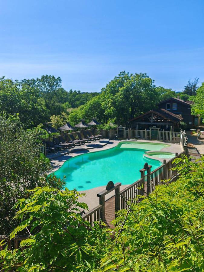 Camping pour 7 personnes, avec terrasse et piscine ainsi que jardin et jacuzzi, animaux acceptés