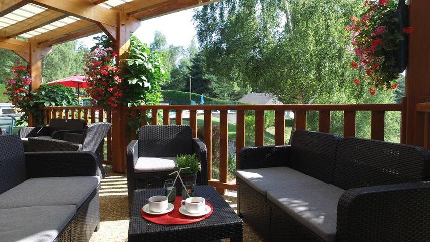 Parc de vacances pour 4 personnes, avec jardin ainsi que vue et piscine en Auvergne - 4
