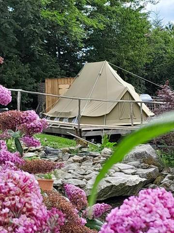 Tente pour 2 personnes, avec jardin ainsi que terrasse et jacuzzi, animaux acceptés dans Yonne