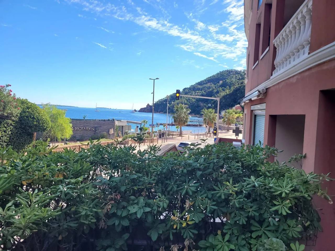 Apartamento entero, Apartamento “Los Pies en el Agua” con Vistas al Mar in Théoule-sur-Mer, Massif de l'Esterel