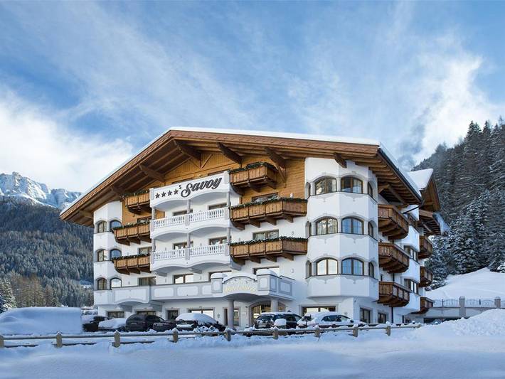 Hotel für 4 Personen, mit Garten und Balkon sowie Whirlpool in Wolkenstein
