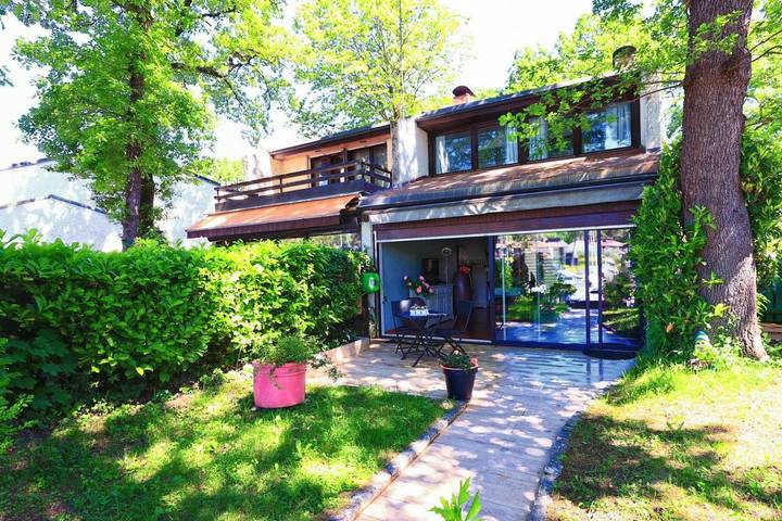 Location de vacances pour 5 personnes, avec terrasse et piscine ainsi que vue sur le lac et vue dans Port Ripaille - 2