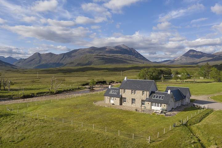 Holiday rental for 6 people, with garden and terrace, with pets the Highlands