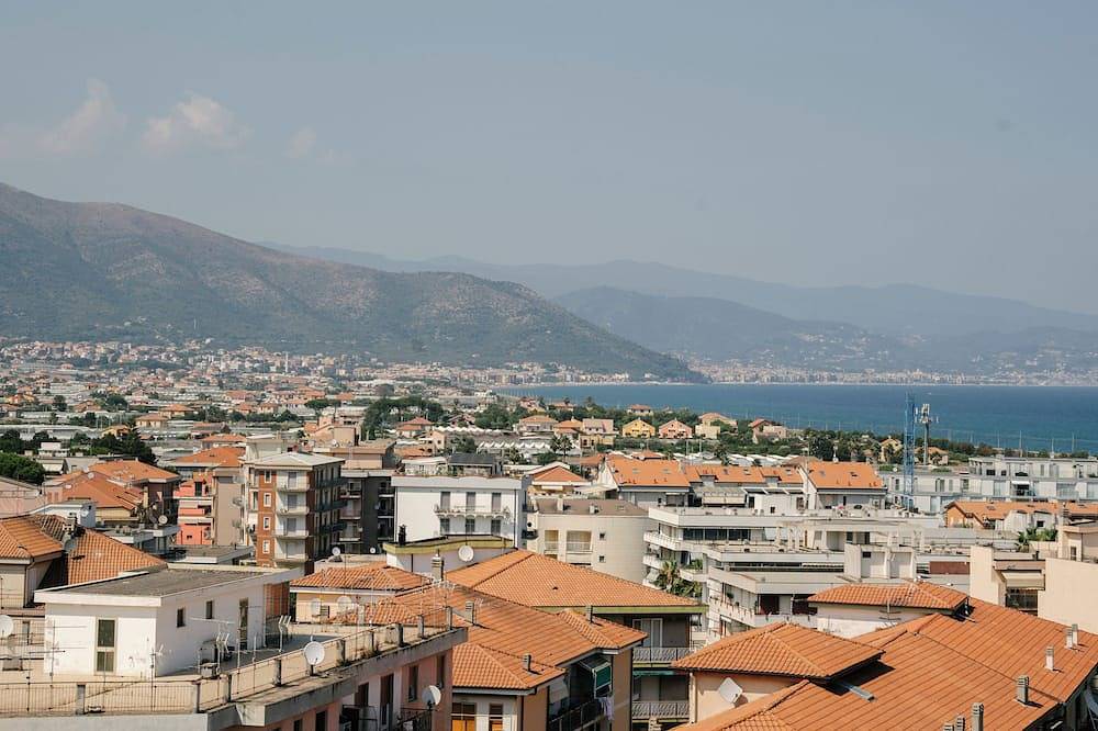 Entire apartment, Tra le Nuvole - Two Bedroom Apartment, Sleeps 5 in Albenga, Riviera di Ponente