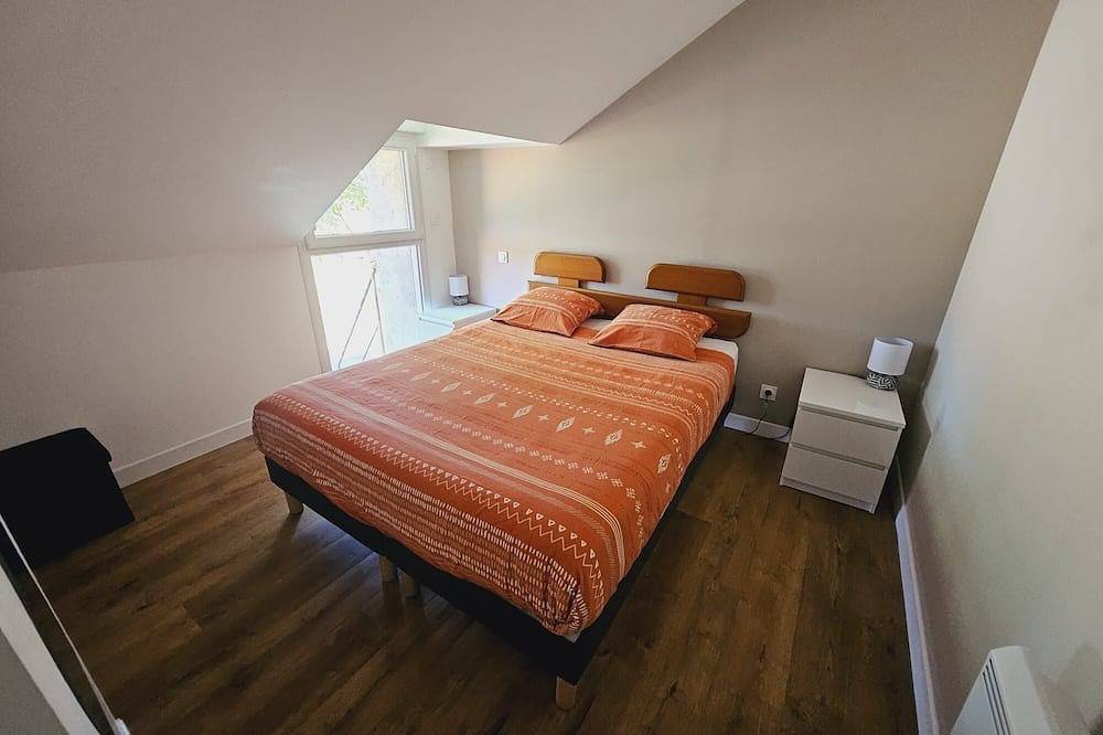 2 bedroom house near A11, Logis du Château Rouge in Mésanger, Valle del Loira
