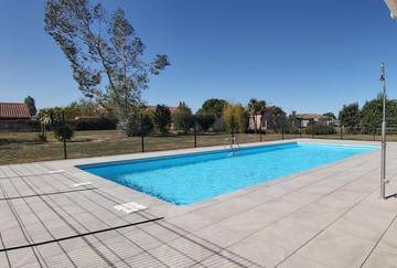 Gîte pour 4 personnes, avec balcon ainsi que piscine et vue à Saint-Sulpice-la-Pointe