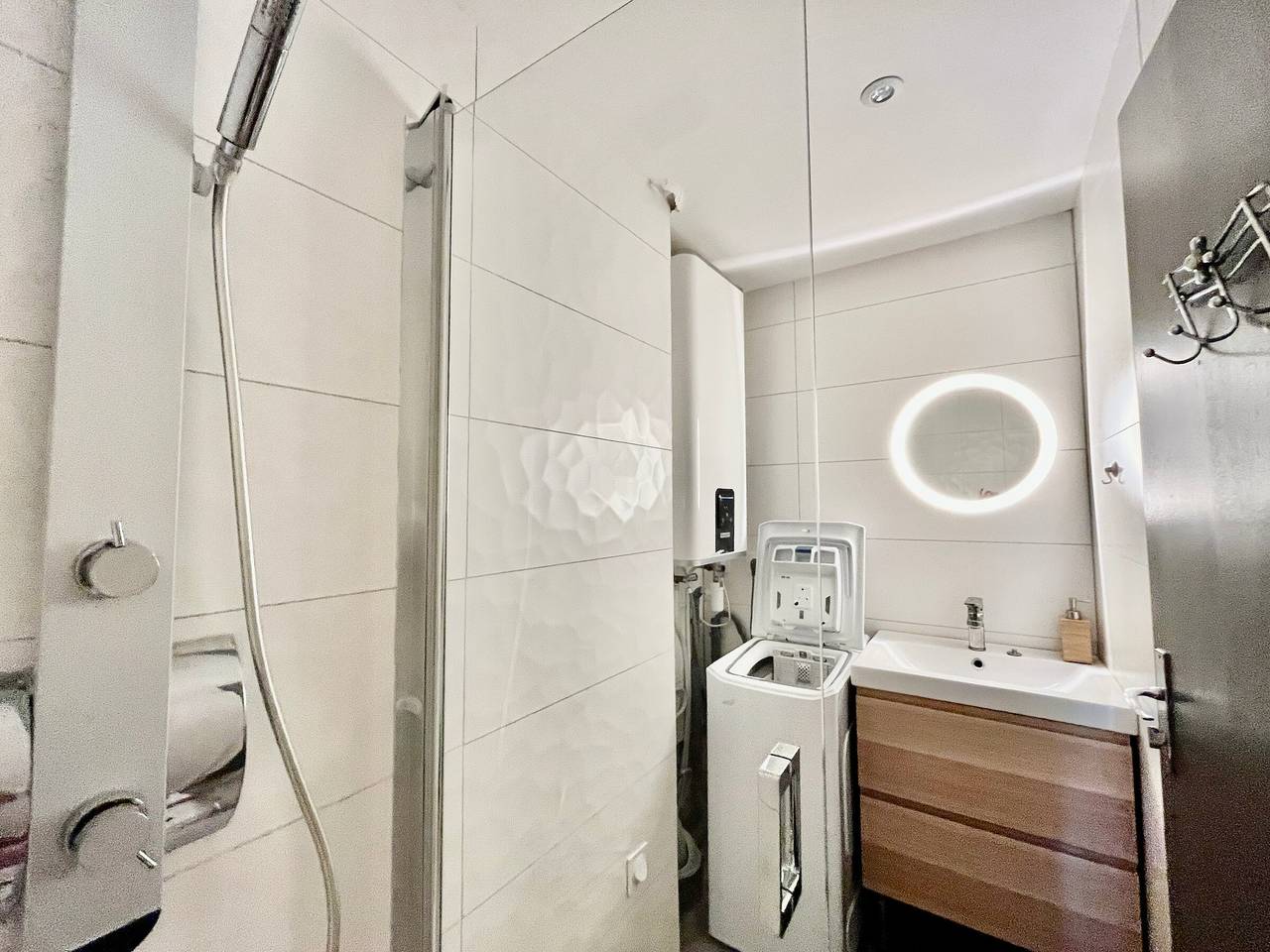 Entire apartment, Apartment for 4 facing the sea with private parking, in Sète in Sete, Côte d'Améthyste
