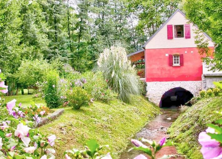 Gîte pour 5 personnes, avec terrasse et jardin à Eysus
