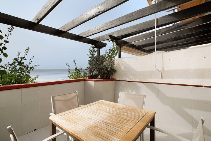 Apartamento entero, Apartamento de vacaciones 'Faro De Sardina' con piscina compartida, terraza privada y Wi-Fi in Gáldar, Gran Canaria Norte