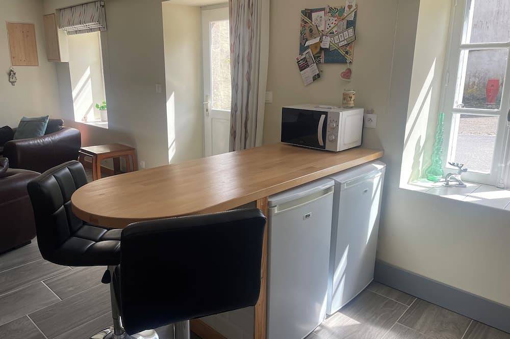 Large house over 3 floors in quiet village setting close to canal & country walk in Saint-Thois, Châteaulin und Umgebung