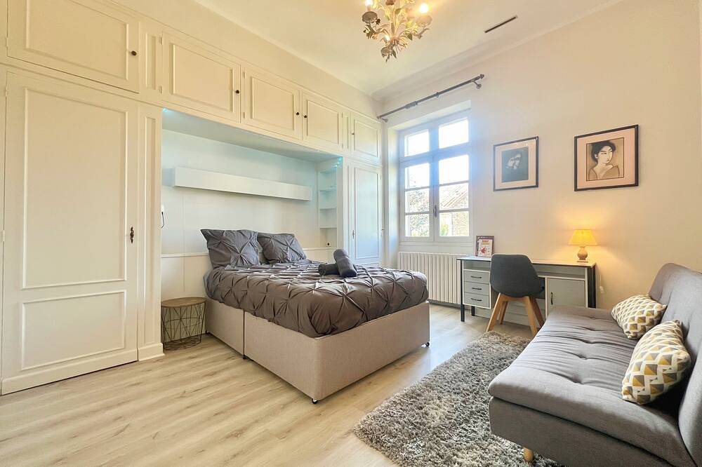 Bourgeois House – 15 Guests | Pool | City Center | Garden | 6 Bedrooms | A/C in Salon-de-Provence, Aix-en-Provence region