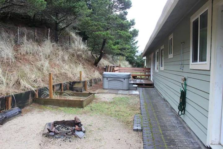 Vacation house for 16 people, with yard and hot tub as well as terrace in Pacific City