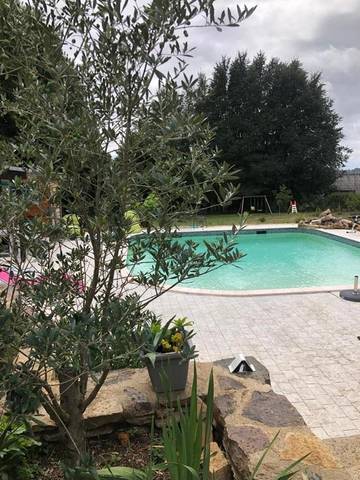 Location de vacances pour 5 personnes, avec piscine ainsi que jardin et terrasse à La Porcherie