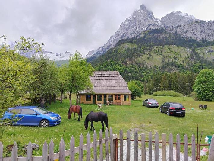 Camping para 3 personas, con terraza además de vistas y jardín en Albania