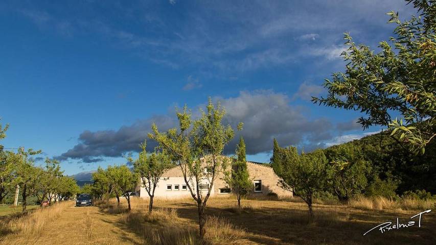 Location de vacances pour 9 personnes, avec jardin ainsi que vue et piscine, animaux acceptés à Saint-Auban-sur-l'Ouvèze