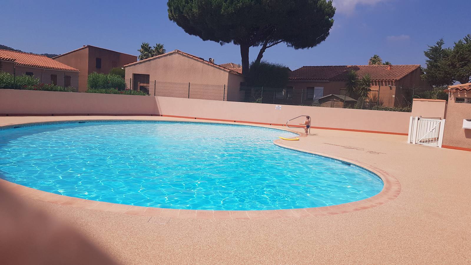 Appartement entier, Appartement 'Mazet Au Calme Pour 4 Personnes' avec piscine partagée, terrasse et climatisation in Bormes-les-Mimosas, Région de Toulon