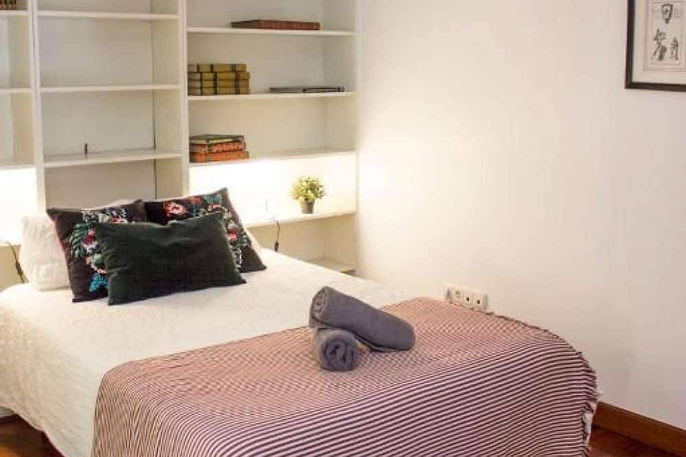 Entire apartment, Spacious, Central and Authentic Family Apartment in Playa de la Concha, San Sebastian