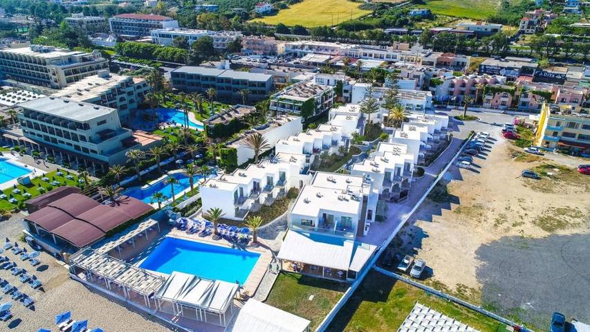 Hôtel pour 3 personnes, avec Balcon et Terrasse ainsi que Jardin et Piscine
