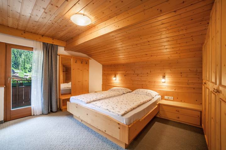 Entire apartment, Apartment "Moosmair 4" with Mountain View, Fireplace, Wi-Fi, Balcony & Garden in St. Martin in Passeier, Passeiertal