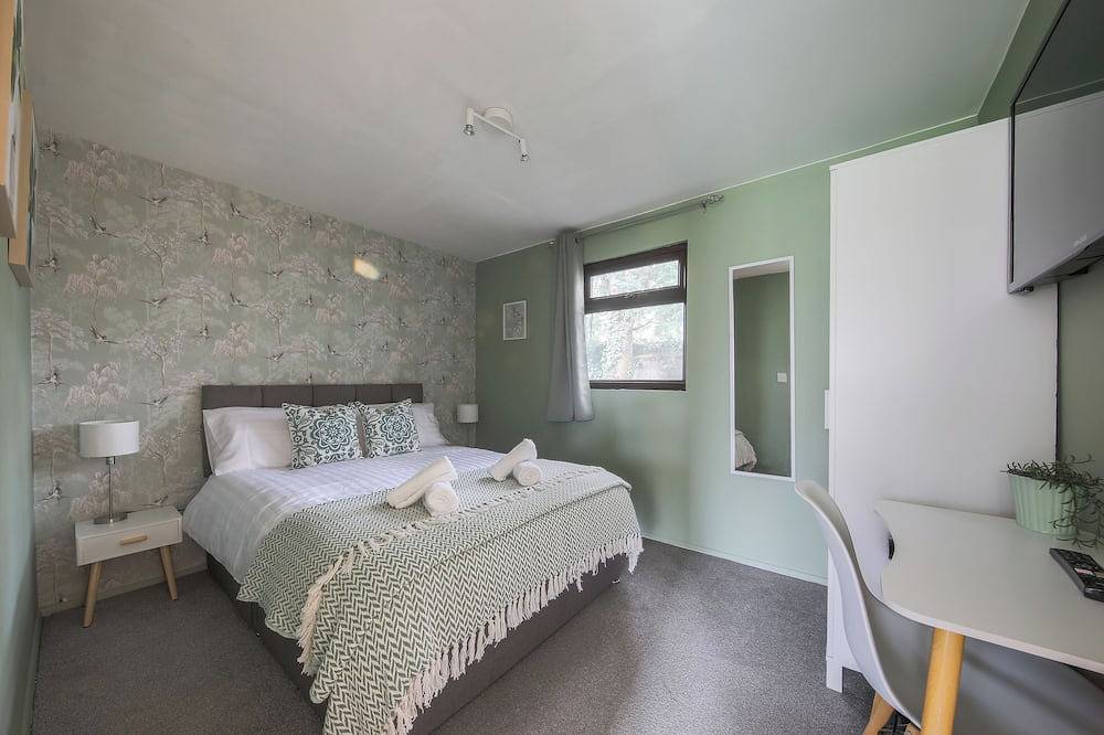 Thorpe Park Lodge Ground Floor Detached with 2 Free Gated Parking Spaces in Thorpe Park, Surrey