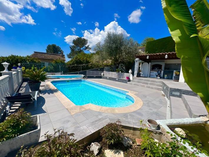 Maison d’hôte pour 6 personnes, avec piscine et jardin ainsi que vue et terrasse