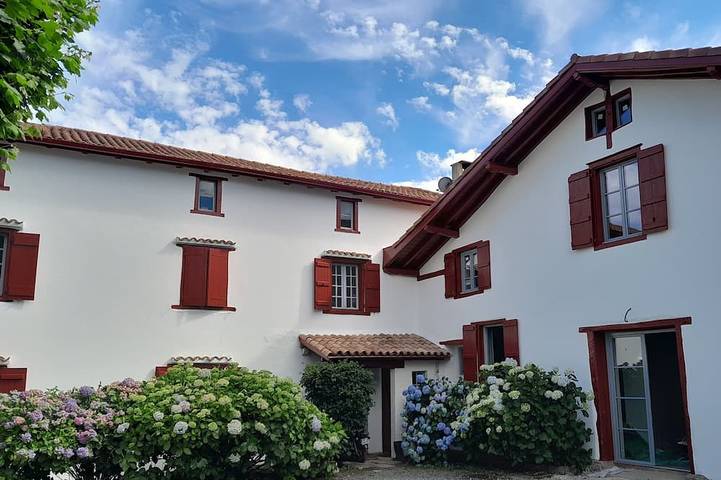 Gîte pour 12 personnes, avec Jacuzzi et Terrasse ainsi que Jardin et Piscine à Hasparren