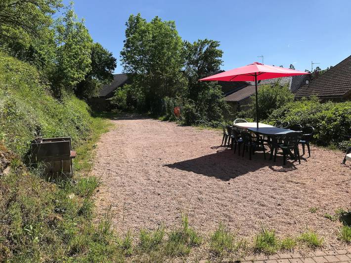 Ganze Wohnung, Apartment 'Jusqu'a 8 Schlafplätze' mit privater Terrasse und gemeinsamem Garten in Pontgibaud, Regionaler Naturpark Volcans d'Auvergne
