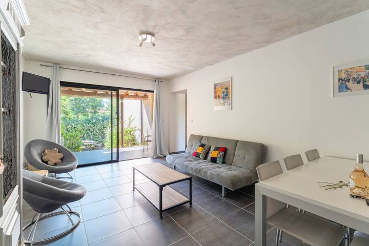 Casa vacanze 'Petit Gîte De Tante Berthe' con vista sulle montagne, piscina in comune e Wi-Fi in Camaret-sur-Aigues, Vaucluse