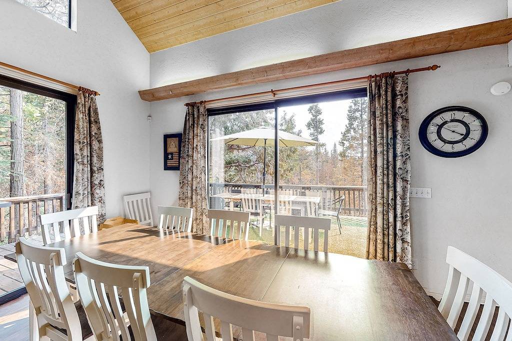 Einladende Bergblick Haus mit großer Terrasse, Billardtisch und einfachen Zugang zum See! in Ockenden, Shaver Lake