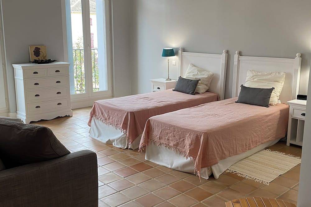 Spacious 5-bedroom house with Ac, Wifi in welcoming Cruzy in Cruzy, Béziers en omgeving