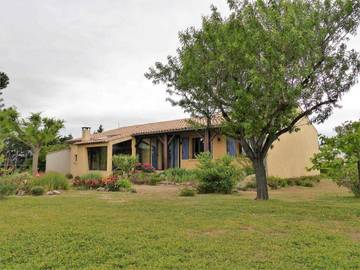 Gîte pour 6 personnes, avec jardin à Ouveillan