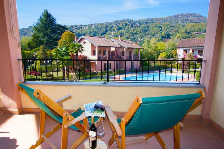 Appartamento intero, Sunflower - Lake Maggiore Duplex w/ Terrace and Shared Pool in Lesa, Lago Maggiore (Piemonte)