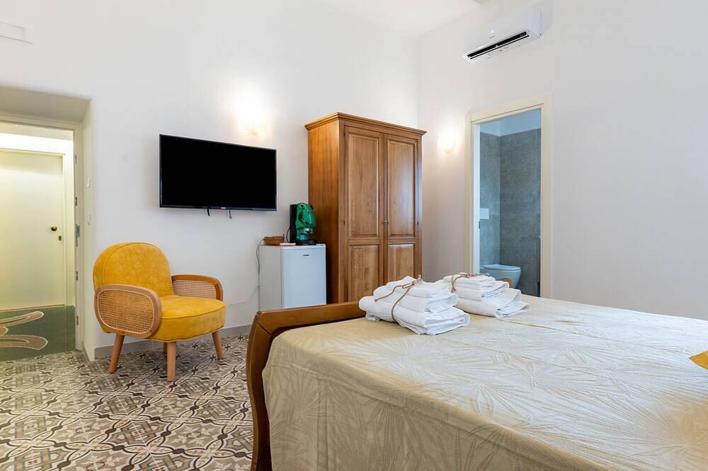 Entire apartment, Room 'Primo Piano - Camera 2' with Private Garden, Wi-Fi and Air Conditioning in Pulsano, Gulf of Taranto