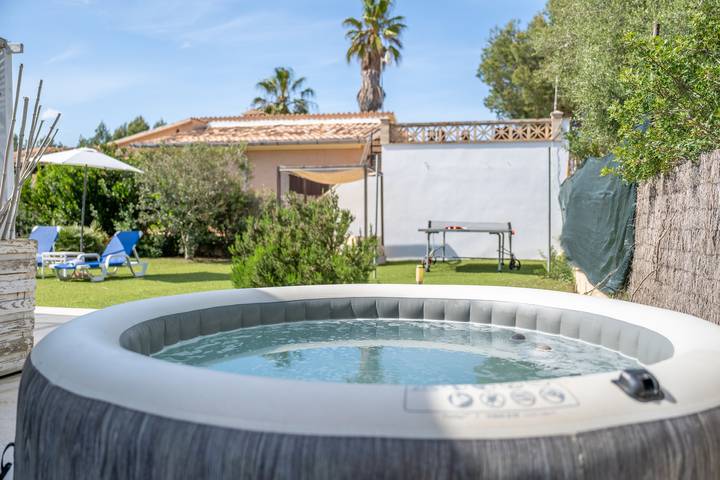 Vakantiehuis 'Gezellig Huisje Dichtbij Zee' met Privé Terras, Wifi en Airconditioning in Colònia de Sant Pere, Artà