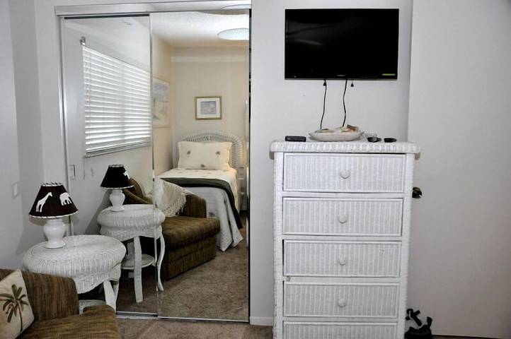 Vacation rental for 6 people, with balcony and yard as well as pool in New Smyrna Beach