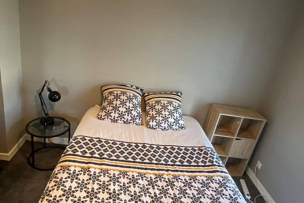 Room with balcony near Vichy in Saint-Rémy-en-Rollat, Vichy region