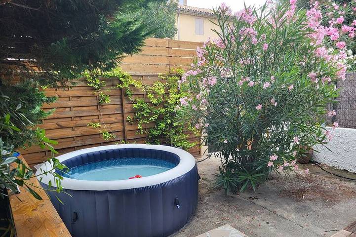 Location de vacances pour 3 personnes, avec jacuzzi ainsi que jardin et terrasse à Saint-Rémy-de-Provence