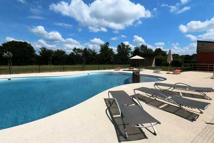Mobil home pour 2 personnes, avec Terrasse et Piscine dans Saint-Amand-Montrond