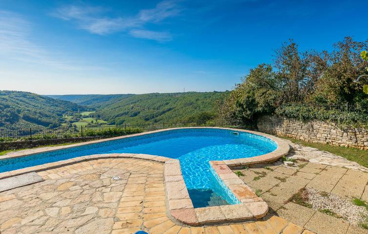 Appartement confortable de 300 m² avec piscine et Wi-Fi près du centre-ville de Tinjan in Tinjan, Istrie centrale