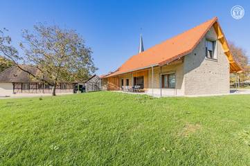 Gîte pour 14 personnes, avec terrasse ainsi que jardin et vue dans Bosjean