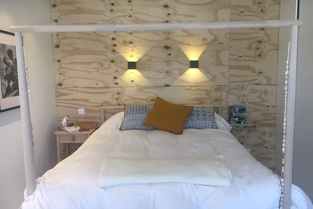 The Boathouse Bretagne, design style, \"feet in the water\", 3 h from Paristgv in Ceinture Dorée