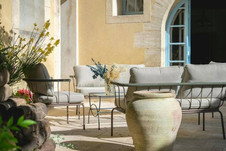 Location de vacances pour 22 personnes, avec terrasse ainsi que jardin et piscine à Alleins - 3