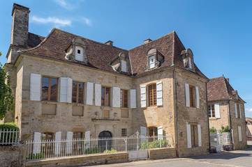 Gîte pour 10 personnes, avec terrasse ainsi que piscine et jardin à Cazals