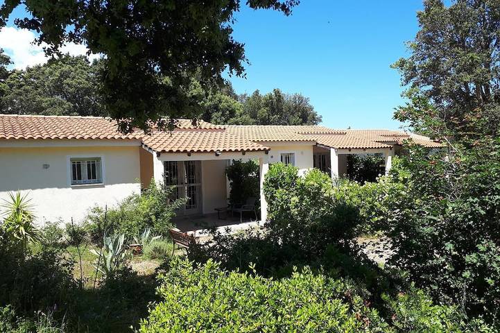 Location de vacances pour 2 personnes, avec terrasse et jardin à Porto-Vecchio