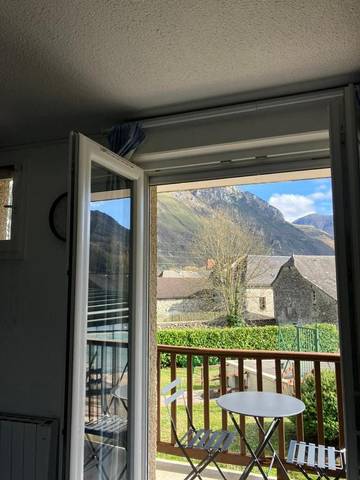 Gîte pour 4 personnes, avec terrasse et vue ainsi que bassin pour enfant et piscine à Bielle (Pyrénées-Atlantiques)